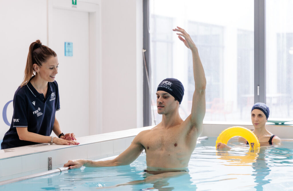 Idrokinesiterapia.
Riabilitazione in piscina.
Fisioterapia in acqua.
Vantaggi dell’acqua per recupero da un infortunio.